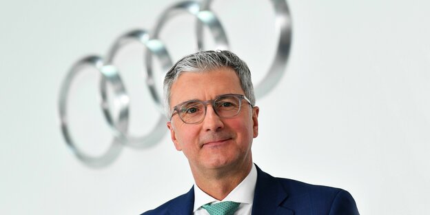 Portrait von Rupert Stadler vor dem Audi Logo