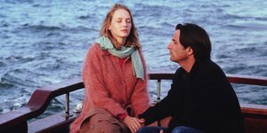 Filmstill: Uma Thurman und Andy Garcia sitzen händchenhaltend in einem Ruderboot