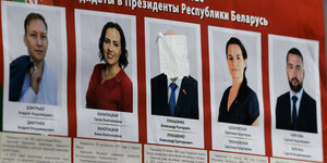 Ein Plakat mit Fotos der Bewerber fürs Präsidentenamt, der Kopf von Lukashenko ist abgeklebt