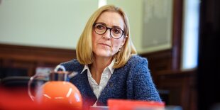 Margarete Koppers sitz an einem Besprechungstisch in ihrem Büro