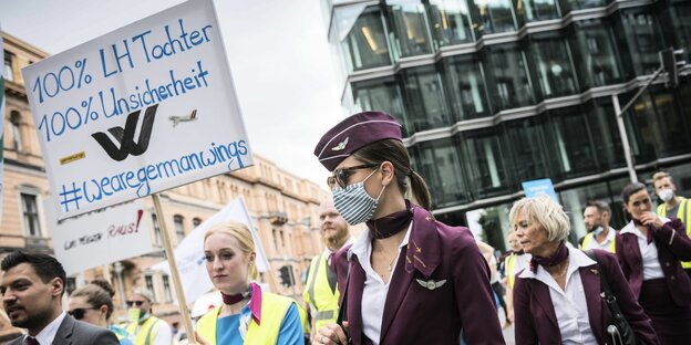 Teilnehmende einer Demonstration der Beschäftigten im Luftverkehr protestieren unter dem Motto Ihr fliegt in den Urlaub