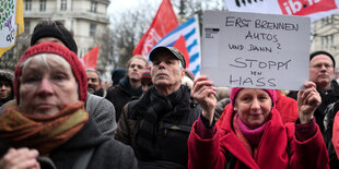 Mehrere hundert Menschen protestieren vor dem Rathaus Neukölln gegen eine Serie von mutmaßlich rechtsextremistisch motivierten Anschlägen