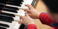Ein Kind spielt klavier