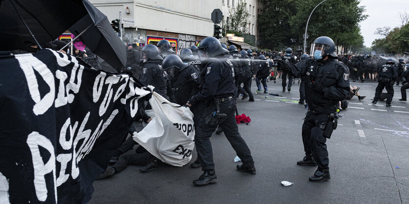 Polizist setzt Pfefferspray gegen Demonstrierende am 01.08.2020 ein