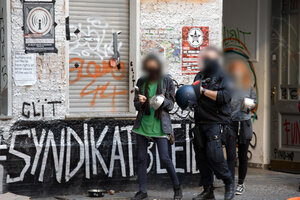 Zwei Menschen schlagen auf Töpfe ein um krach zu machen Zwei Menschen schlagen auf Töpfe ein um krach zu machen