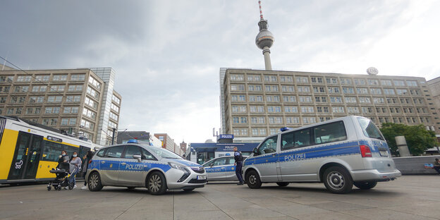 Polizeiwagen stehen auf dem Alexanderplatz
