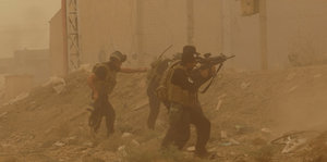 Irakische SIcherheitskräfte bei einem Gefecht im Sandsturm