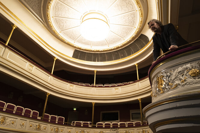 Intendant Ralf-Peter Schulze in seinem Theater