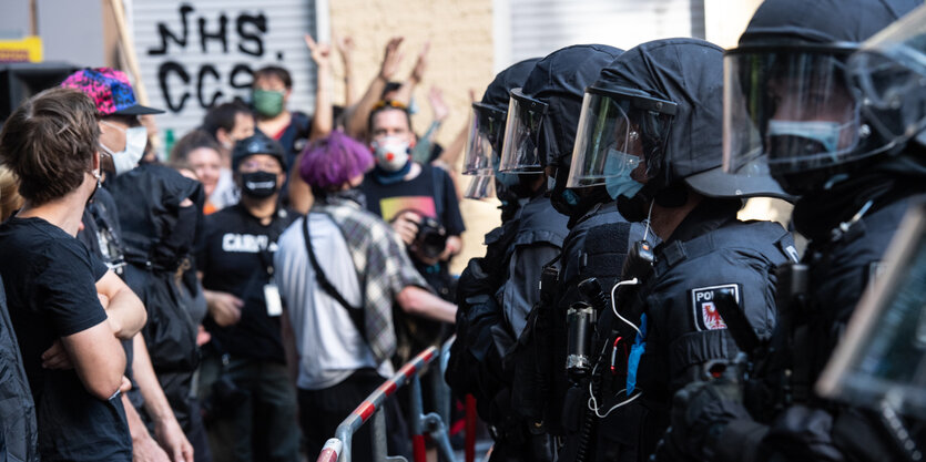 Polizisten stehen vor einer absperrung