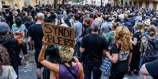 Viel Demonstranten in die Weisestraße vor die Sperrzone