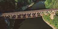 rostige Stahlbrücke über einem Fluss