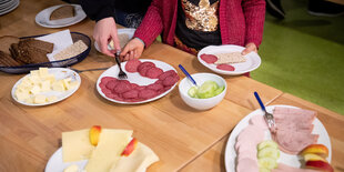 Teller mit Wurst und Käse auf einem Tisch