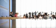 Angela Merkel vor der gut besuchten Bundespressekonferenz mit Steffen Seibert