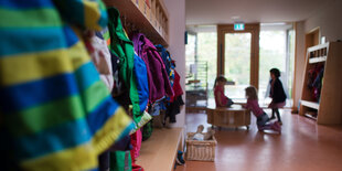 Spielende Kinder in Kita in Dresden