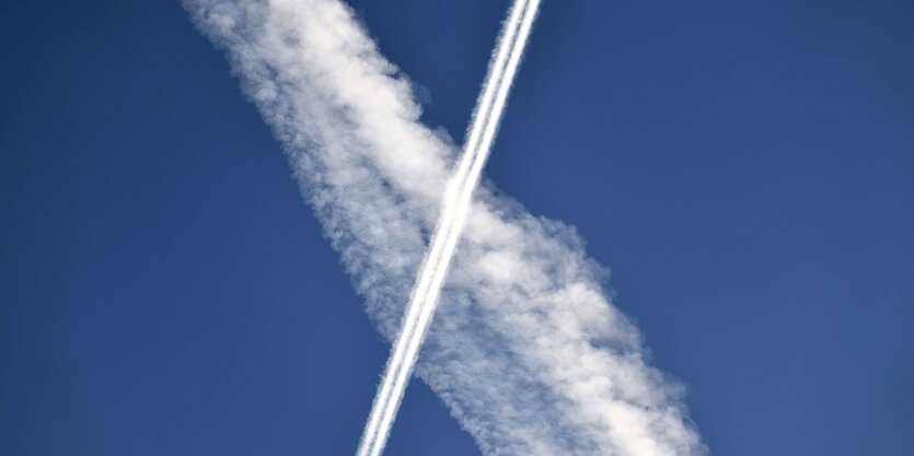 Kondensstreifen am strahlend blauen Himmel