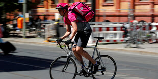 In Deutschland mit seinem Dienst gar nicht mehr vertreten, seitdem das Berliner Unternehmen Delivery Hero Foodora vor einem Jahr verkauft hat.