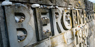 Schriftzug "Bergen-Belsen" am Eingang der Gedenkstätte