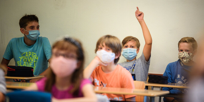 Schulstart in Schleswig-Holstein: Eine Klasse in Kiel sitzt mit Masken drinnen