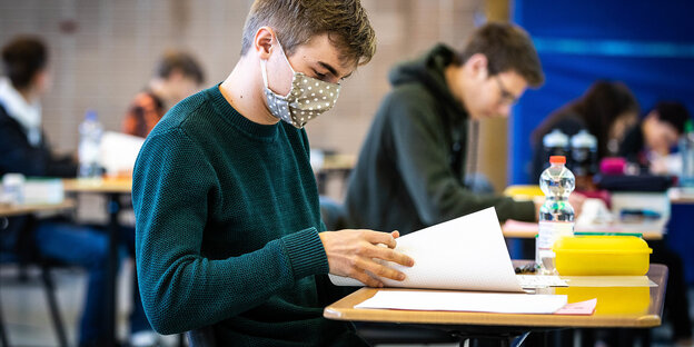 Ein jugendlicher Schüler trägt eine Mundschutzmaske