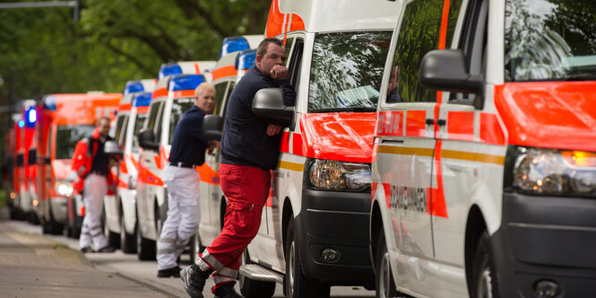 Krankenwagen stehen bereit zur Evakuierung eines Seniorenheims