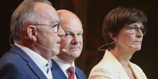 Norbert Walter-Borjans, Olaf Scholz und Saskia Esken nebeneinander.