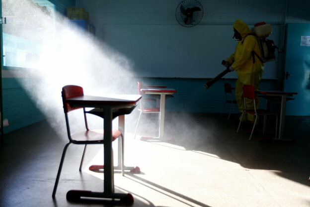 Desinfektion eines Klassenzimmers.