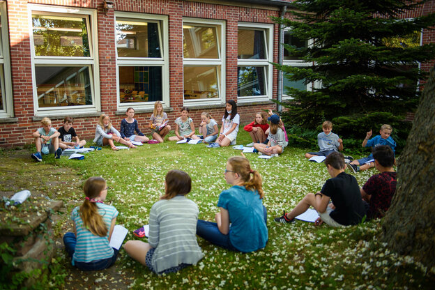 SchülerInnen beim Unterricht im Schulgarten.