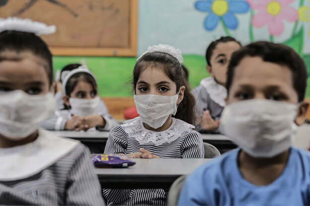 Schulkinder mit Mund-Nase-Masken
