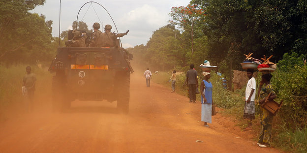 Französische Soldaten patrouillieren nördlich der Hauptstadt Bangui.