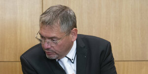 Frank Hannig, Verteidiger des Hautangeklagten Stephan Ernst unterhalten sich am dritten Verhandlungstag im Gerichtssaal