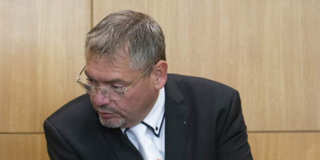 Frank Hannig, Verteidiger des Hautangeklagten Stephan Ernst unterhalten sich am dritten Verhandlungstag im Gerichtssaal