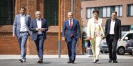 SPD-Genossinnen Klingbeil, Walter-Borjans, Scholz, Esken, Mützenich laufen nebeneinander zum Pressetermin