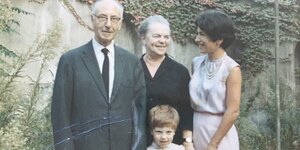 Die Autorin als Mädchen mit ihrer Mutter und den Großeltern (die Großmutter ist die Protagonistin des Buches)