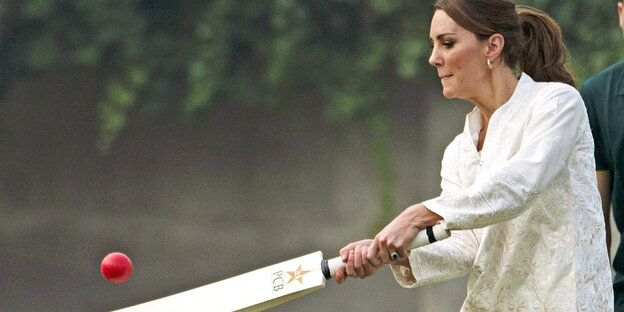 Kate, Herzogin von Cambridge, schlägt mit einem Schläger einen Cricketball