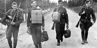 Ein Propagandafoto der Nazis zeigt Soldaten der deutschen Wehrmacht mit Gepäck bei der Abreise von der Front in den Heimaturlaub, aufgenommen im Dezember 1943.