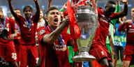 Männer in den Trickos des FC Liverpool recken den Champions-League-Pokal in die Höhe