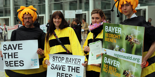 Protest gegen Bienensterben vor der Bayer-Hauptversammlung.Kölner