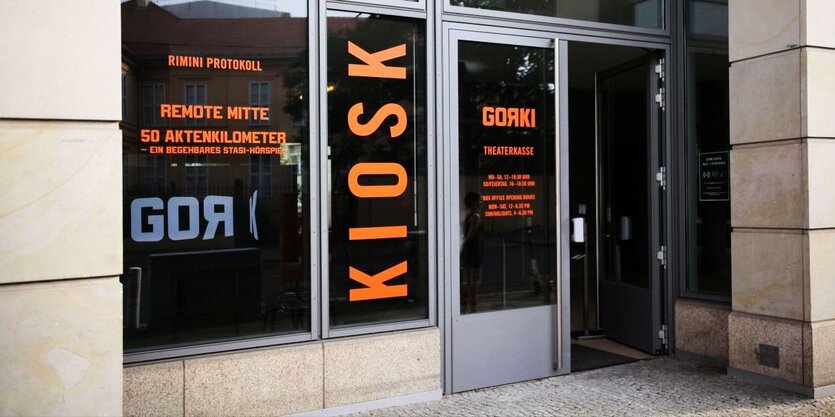 Die nüchterne Glassfassade des Kiosks des Gorki Theaters.