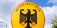 Schild mit der Aufschrift Bundesrepublik und einem Adler.
