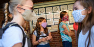 Schülerinnen mit Mund-Nasen-Masken.