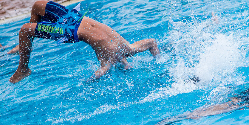 Junge Prinzenbad Schwimmbecken