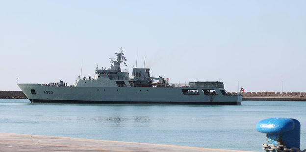Militärschiff im Hafen