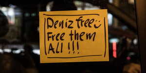 Deniz free - free them all" steht auf einem Zettel an einem Fahrzeug bei einem Autokorso für den "Welt"-Korrespondenten Deniz Yücel.