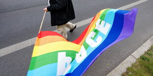 Demonstrant mit Friedensflagge