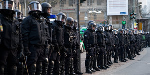 Eine Reihe von Polizisten in Schutzkleidung