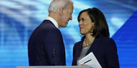 Joe Biden und Kamala Harris lächeln sich an