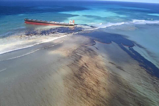 Der auslaufende Ölfrachter vor Mauritius
