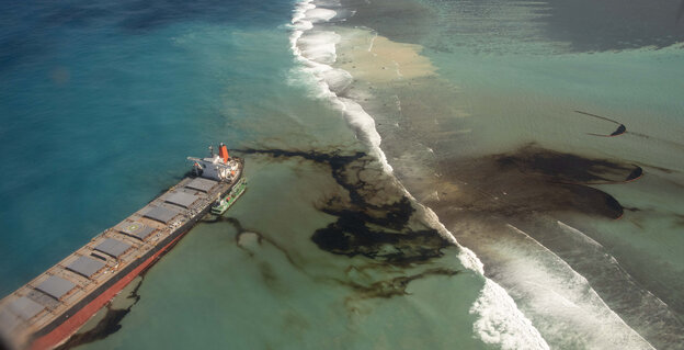 Öltanker und auslaufendes Öl vor der Küste