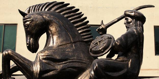 Eine Statue zeigt einen Krieger auf einem Pferd