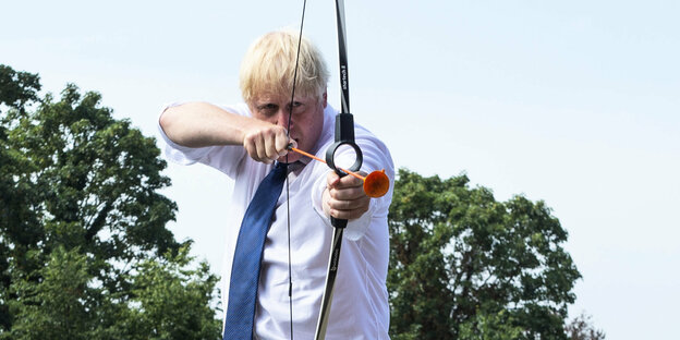 Premier Boris Johnson mit Pfeil und Bogen bei einem Sommercamp einer Schule in Upminister